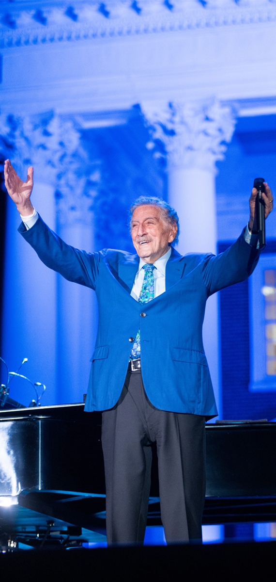 Tony Bennet in front of the UVA Rotunda